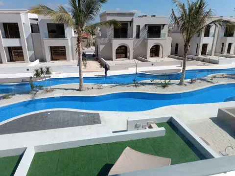 Elegant Studio With Pool Views