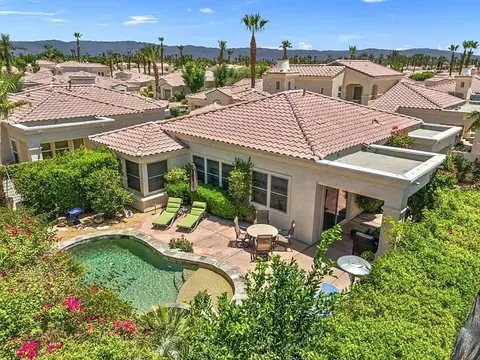 Stylish 2BR w Spa Patio