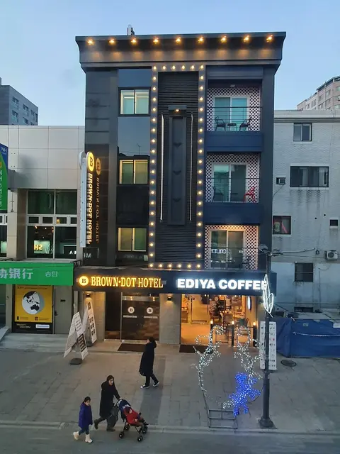 Brown-Dot Hotel