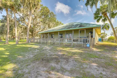 On Lake Istokpoga: Lorida Home w/ Lanai!
