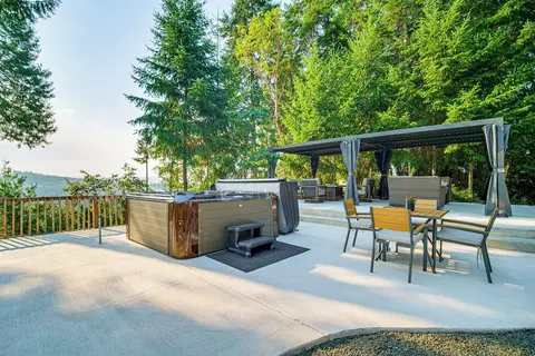 4 Mi to River: Umpqua Valley Villa w/ Fire Pit!