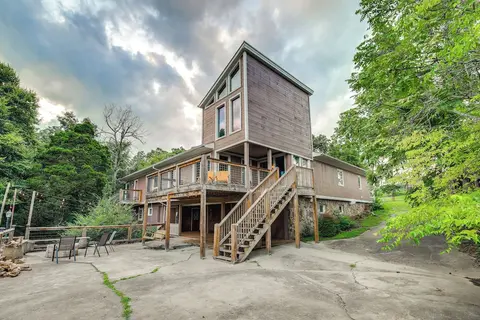 Hot Tub & Mini Golf: Mtn-view Haven in Kodak!