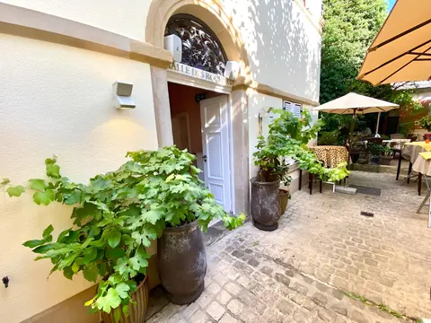 Beautiful 1BR Apt w View Historic Town