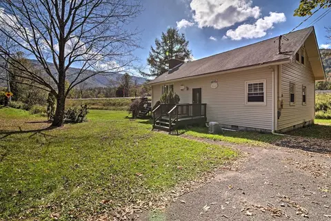 Hunter Hideaway w/ Yard & Deck: 3 Mi to Ski Slopes