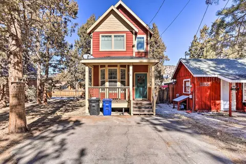 5 Mi to Big Bear Lake: Cozy Cottage w/ Hot Tub