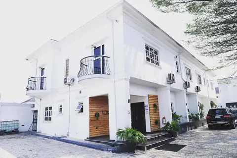 Montcrest Hotel & Lounge