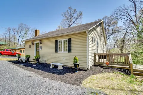 Homey Luray Cabin w/ Fire Pit & Deck!