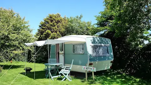 Kitty Unique 60s Caravan set in Pretty Garden
