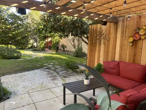 Stunning Home With Large Yard in Los Angeles