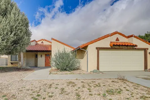 Yucca Valley Escape w/ Backyard & Mountain Views!