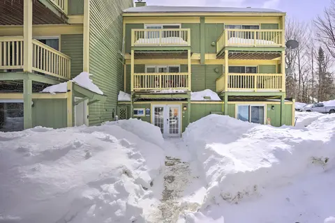 Cozy Mount Snow Condo w/ Shuttle: 1 Mi to Slopes!