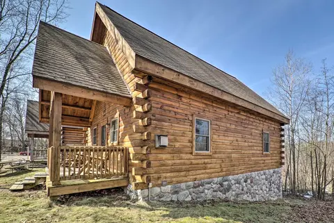 Fire Pit & Porch: Warm & Woodsy Rothbury Escape!