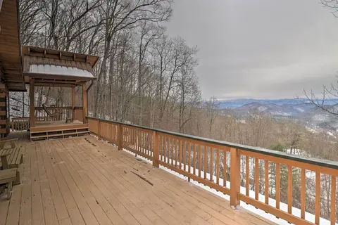 Smoky Mountain Cabin w/ Hot Tub & Views!