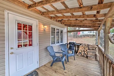 < 8 Mi to Gore Mountain! Family Cottage w/ Porch