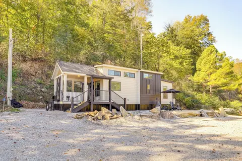 Deck, Grill & Fishing Pond: Modern Cookeville Gem