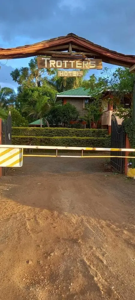 TROTTERS HOTEL - KENOL
