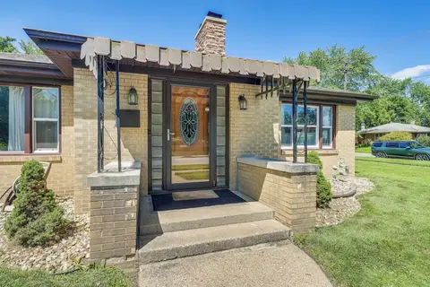 South Bend Home w/ Backyard, 1 Mi to Notre Dame!
