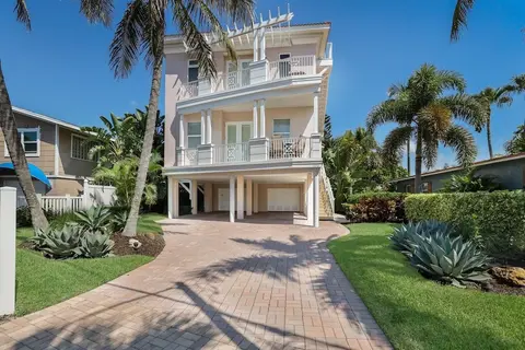 Blue Water Escape 3 Bedroom Villa by RedAwning