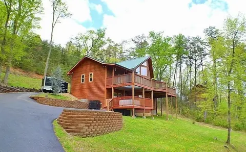 Bearmont Lodge 4 Bedroom Cabin by RedAwning