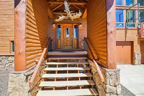 Hamilton Creek Cabin 4 Bedroom Home by RedAwning