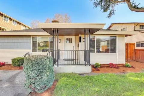 15 Mi to Dtwn Seattle! Home w/ Fun Outdoor Space