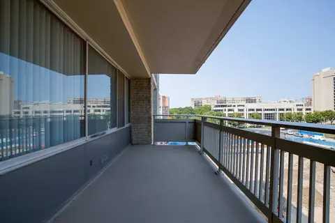 Condo Near Airport in Crystal City