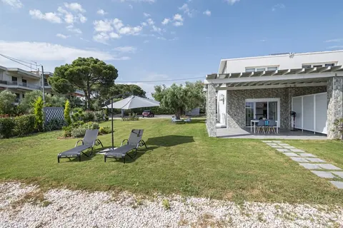 Topos Maisonette Left by Rentalspro