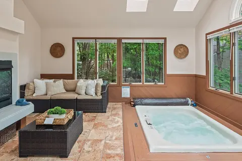 The Boulder Inn by Avantstay Indoor Hot Tub Game Room Outdoor Fire Pit