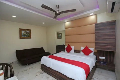 OYO 27864 Hotel Samrat