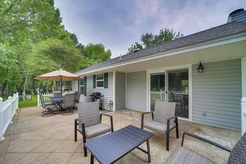 Grand Lake Cottage w/ Pool Access Near Shangri-la!
