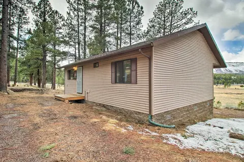 Peaceful Nutrioso Cabin Retreat w/ Mountain Views!