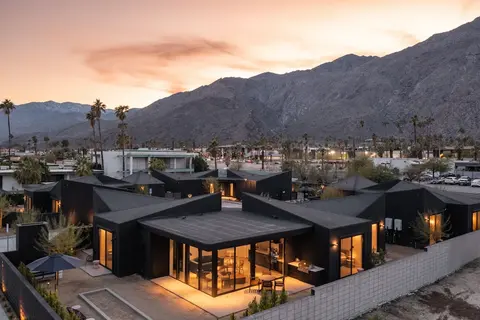 Blackhaus Suites by AvantStay – Modern Comfort in Downtown Palm Springs