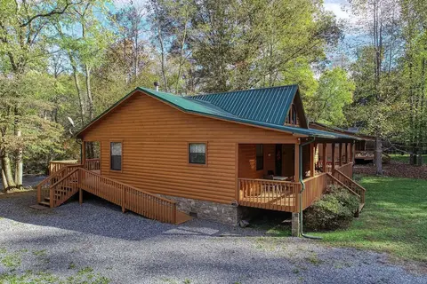 Rivendell Creekside - 3 Bedrooms, 2 Baths, Sleeps 6 Cabin by RedAwning
