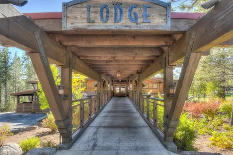 Paradise Pines 3BR Secluded Cabin Minutes in Tahoe Donner!