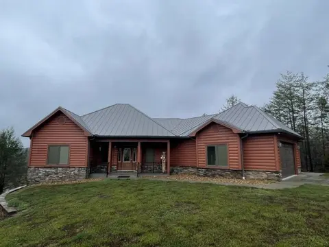 Nature lovers dream! Steps from fishing plus 140 acres of hiking! 4 Bedroom Home by RedAwning