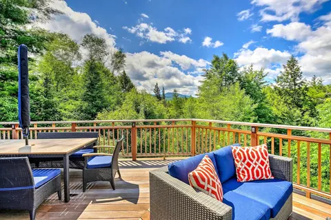 Pet-friendly House w/ Deck - 10 Mi to Stowe Mtn!