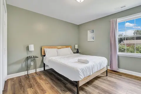 Near Arsenal American Oasis 2 units