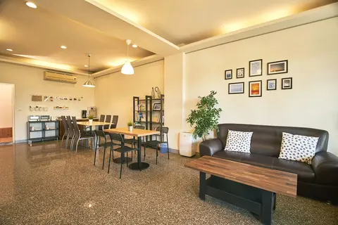 Migratory Birds Hotel