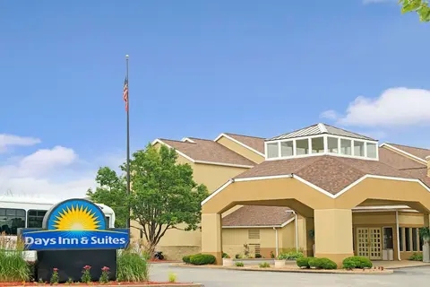 Days Inn and Suites by Wyndham St. Louis/Westport Plaza