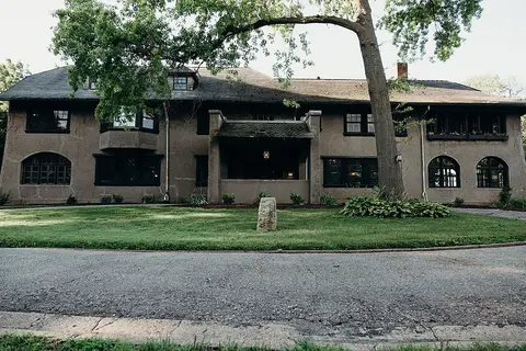Four Mounds Inn