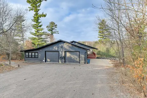 Lake Arbutus Cabin: Private Deck & Hot Tub!