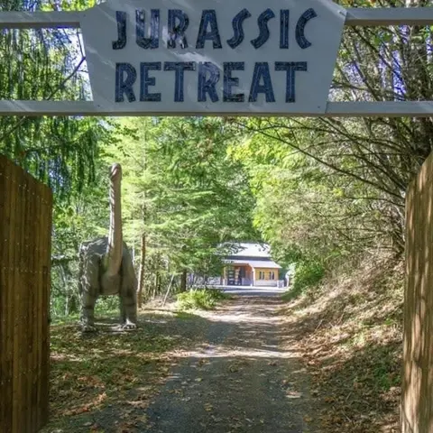 Jurassic Themed Adventure 4BR Home With Hot Tub