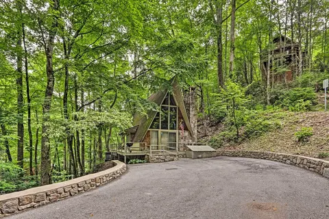 'snuggle Inn' in the Heart of Chalet Village!