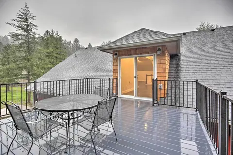 Chic Farmhouse w/ Creek in Heart of Wine Country!