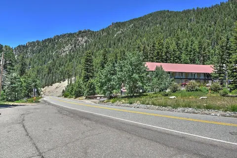 Cozy Streamside Studio - 2 Mi to Taos Ski Resort!