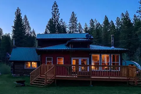 Creekside Clancy Cabin in Helena Natl Forest!