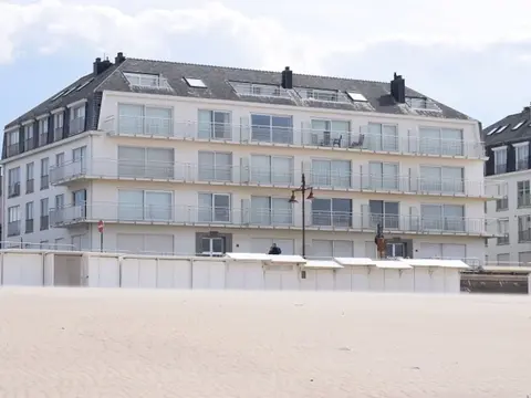 Spacious Seafront Retreat
