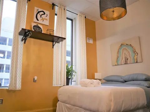 Central Downtown Queen Bed Walk to all Venues