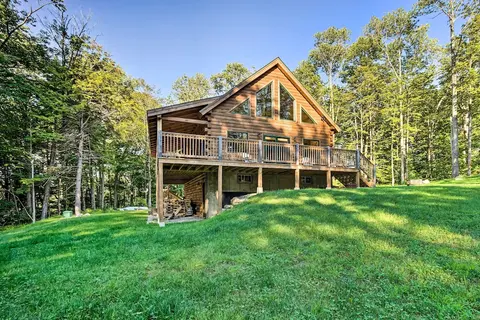 Londonderry Chalet w/ Deck, Fire Pit & Views!