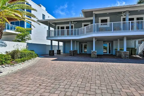 Bright Coastal Condo: Walk to Lido Key Beach!